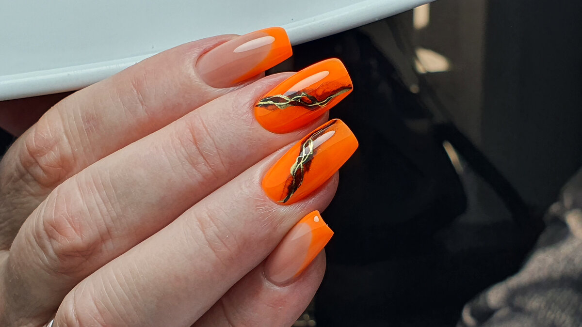  Маникюр для смелых девушек, оранжевый цвет. Выполнила френч на 6 ногтях. 4 ногтя покрыла полностью цветом и наклеила  стильные слайдеры. По моему получилось очень ярко и стильно.