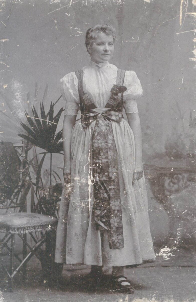 Девушка в национальном костюме.