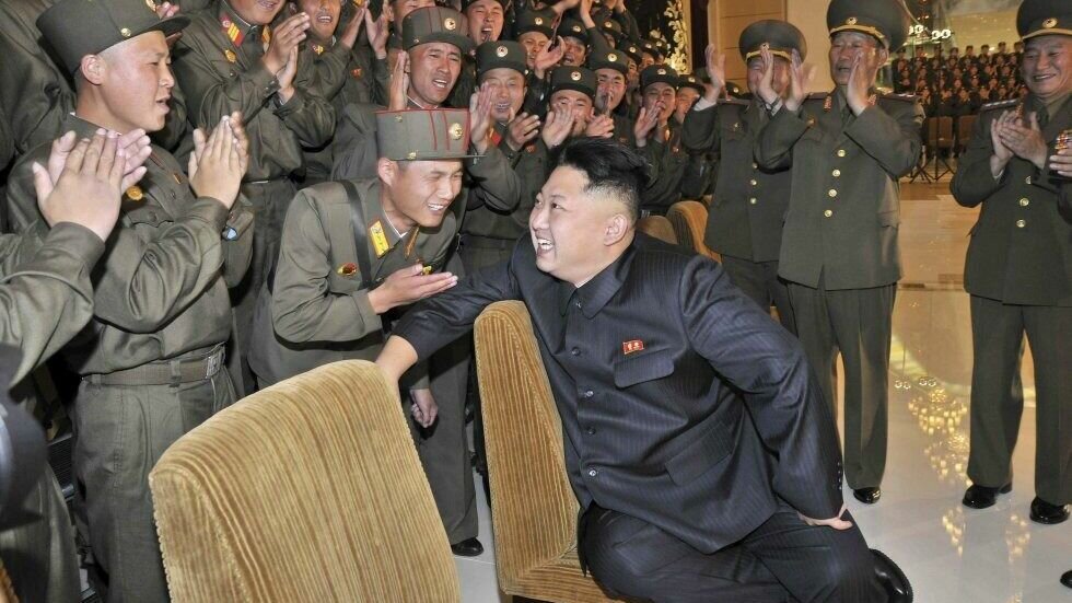     Северокорейский лидер Ким Чен Ын сводил свою 10-летнюю дочь Чжу Аэ на футбольный матч, посвященный дню рождения ее покойного деда «любимого руководителя» Ким Чен Ира.