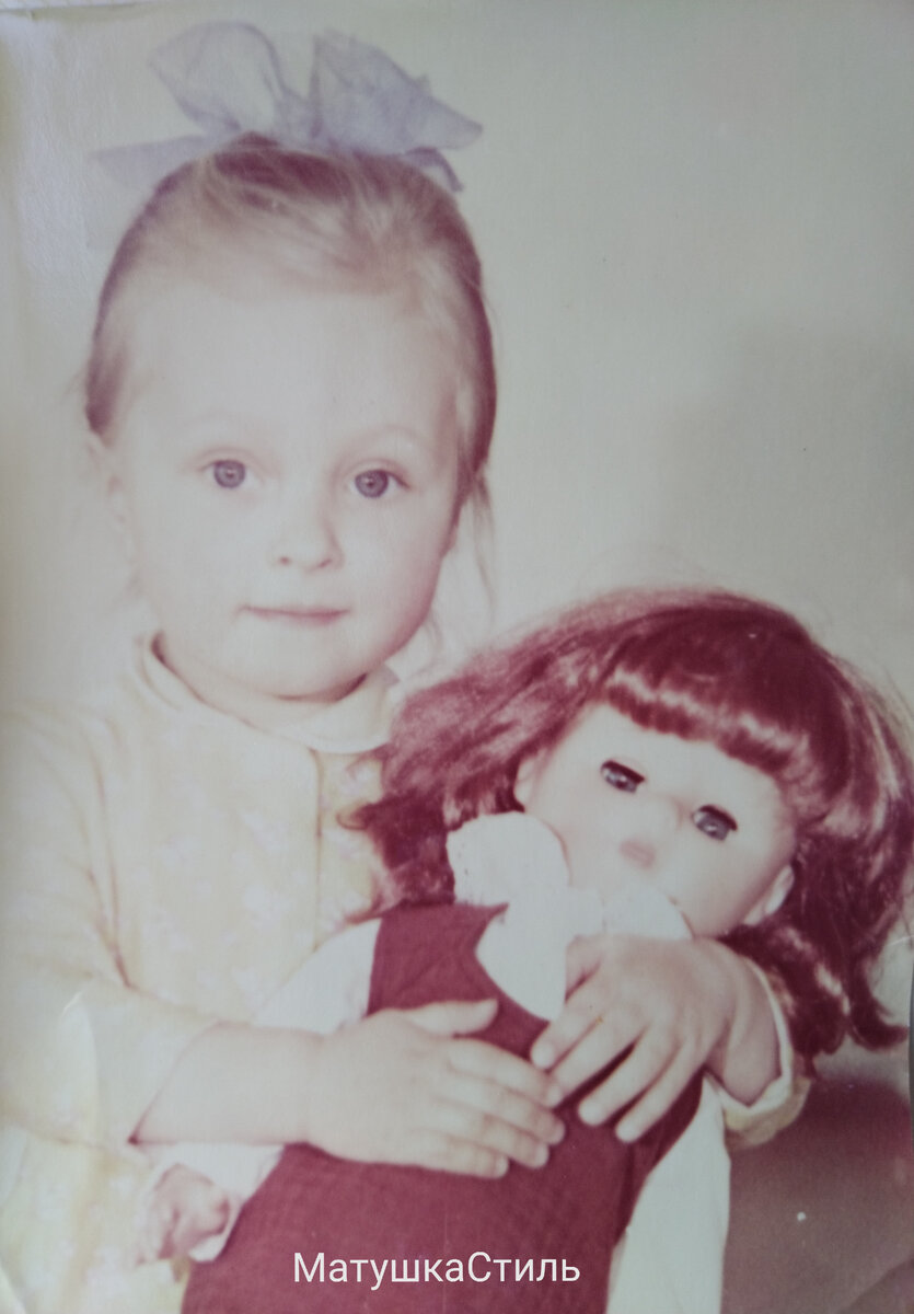 3-х летняя Аня, с куклой Наташей. 1975 год