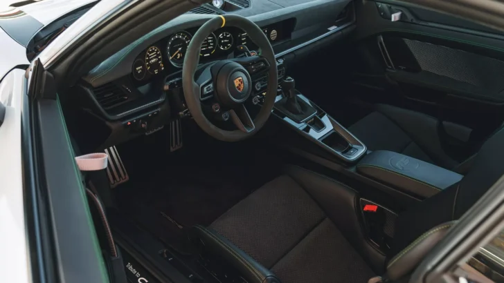 Интерьер Porsche 911 GT3 RS Tribute to Carrera RS Package. Фото Porsche