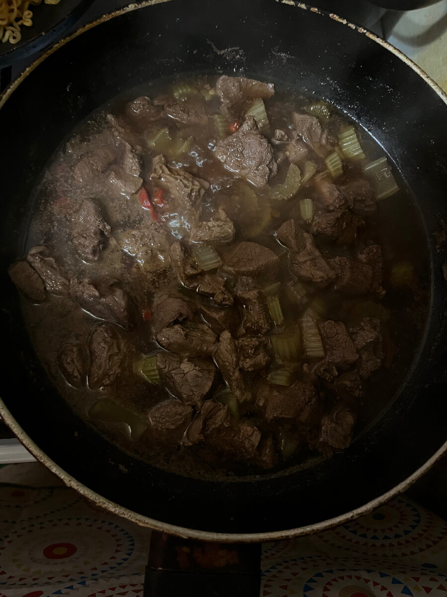 Закидываем овощи , я положила сельдерей и острый перец Чили 🌶 , ещё можно морковь , лук , и вообще что душе угодно . Пробуем мясо чтобы оно таяло во рту , готово ✅ 