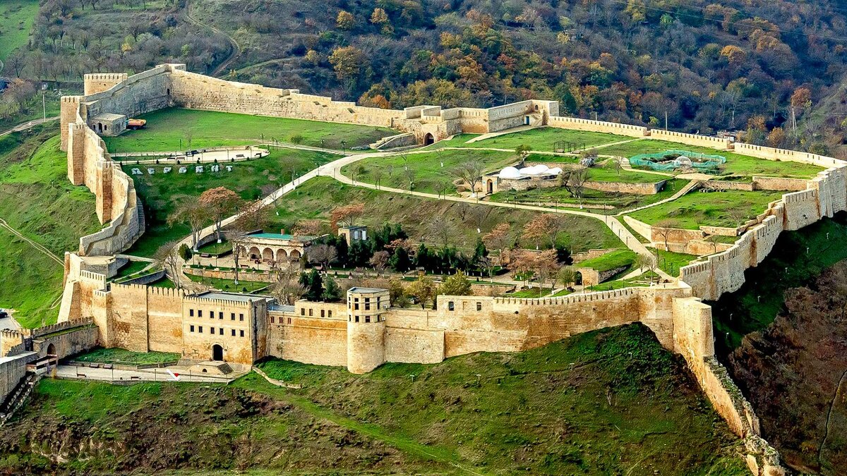 Дербент, цитадель Нарын-Кала, источник фото - сайт https://clck.ru/33bk8u