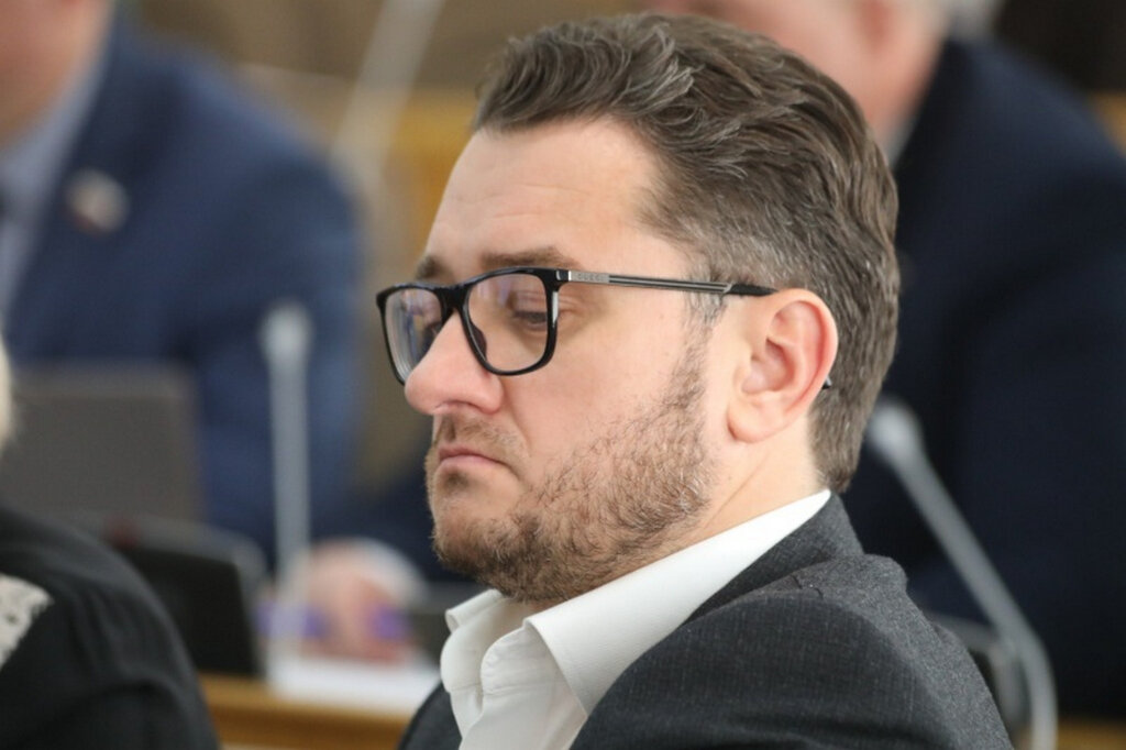    Депутаты внесли изменения в составы некоторых комитетов. Источник: https://cherinfo.ru/news/126804