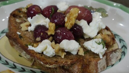 Закуска с козьим сыром, виноградом и грецкими орехами