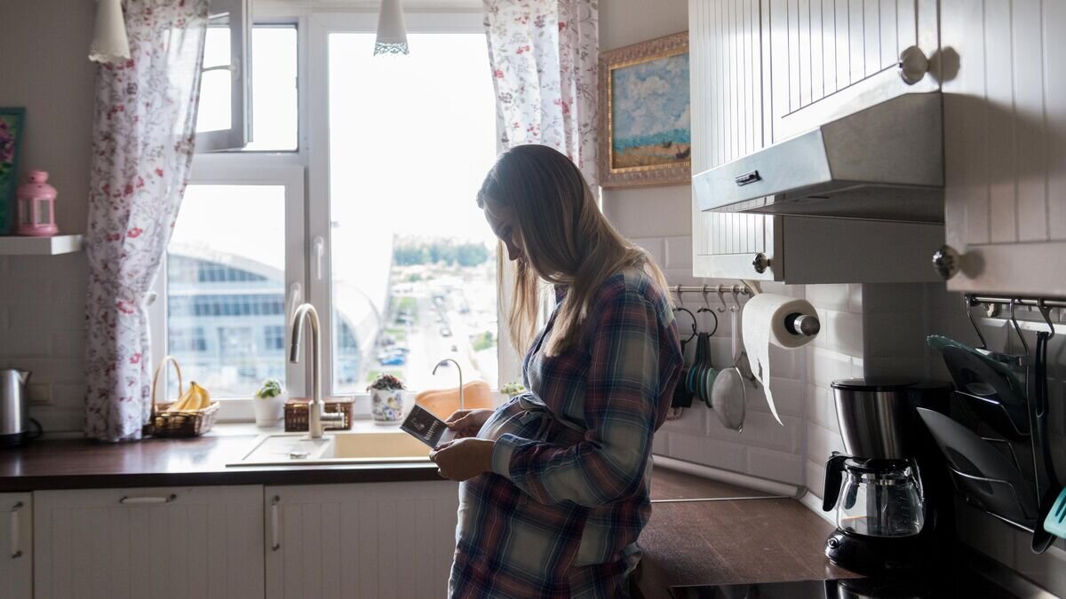 Беременная женщина рассматривает снимок УЗИ © iStock.com / SDI Productions