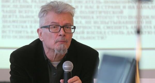 Писатель Эдуард Лимонов во время творческой встречи с читателями и представления своих новых книг «Апология чукчей» и «Титаны», 2014 год📷
