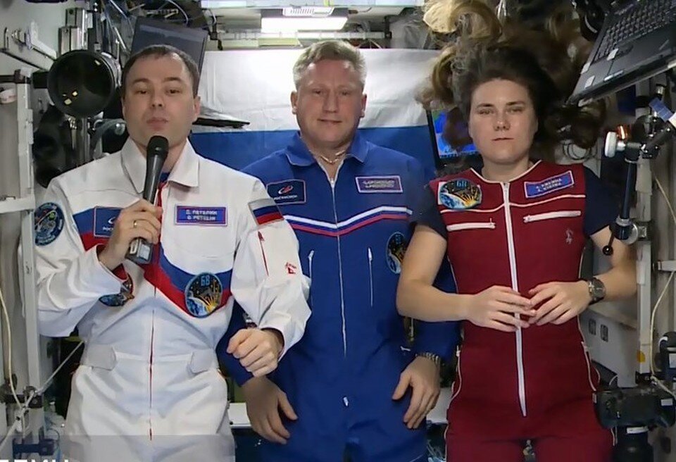    Дмитрий Петелин с коллегами записали видеопоздравление. Фото: скрин видео пресс-службы Роскосмоса