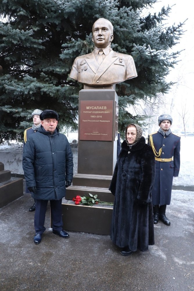    Супруги из Югры приняли участие в открытии памятника своему сыну-герою в Казани