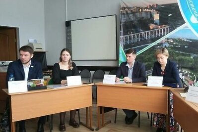    Преподаватель английского языка Гимназии № 7 города Чехова Александр Фомичев ©