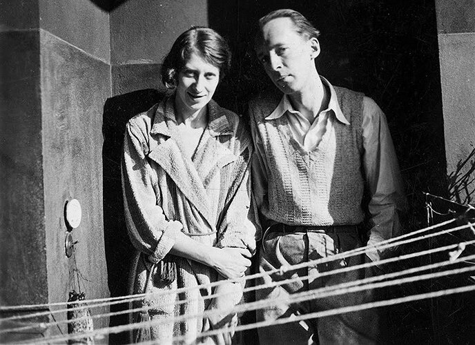 Удивительно, что они не встретились в Петербурге: у них были общие знакомые,  бывали в одних и тех же местах. Но не сложилось! Зато в эмигрантском Берлине весной 1923 года их пути пересеклись. Как-то во время интервью журналист спросил у Веры, что было бы, не случись революции и Берлина. На что Набоков тут же ответил, опередив супругу: "Мы бы познакомились в Петербурге и жили бы, как живем сейчас". Фото с ресурса colta.ru