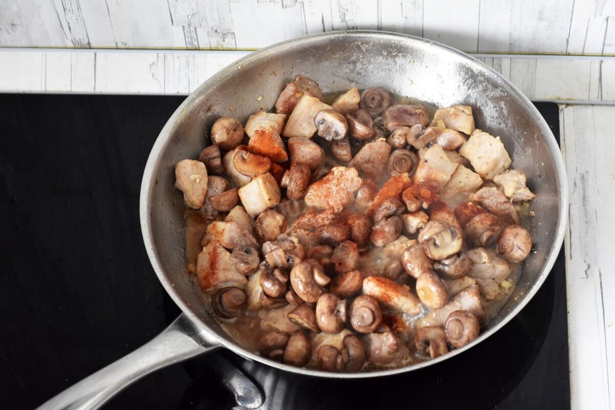Как готовить грибы свежие на сковороде. Шампиньоны на сковороде. Приготовить шампиньоны на сковороде. Шампиньоны рецепты приготовления на сковороде. Мясо с грибами на сковороде рецепт.