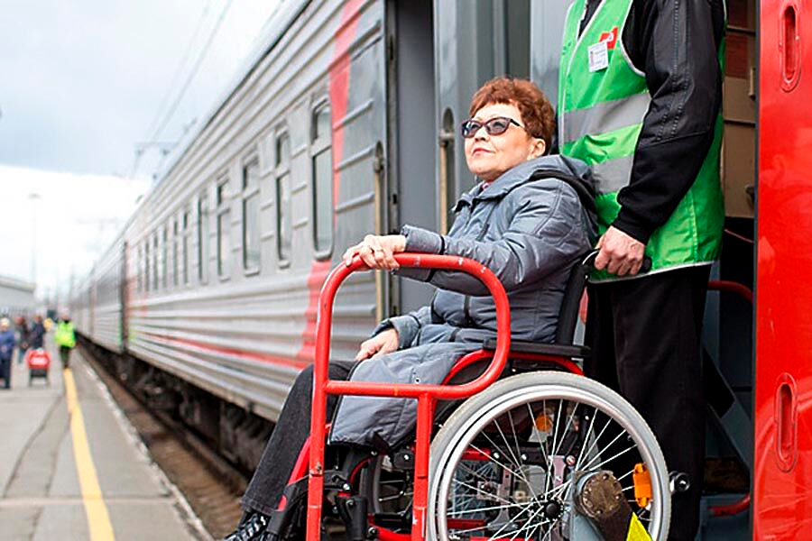 Помощь пассажирам ржд. Маломобильные пассажиры РЖД. Услуги для маломобильных пассажиров на вокзале. Инвалиды на ЖД. Инвалиды на ЖД вокзале.