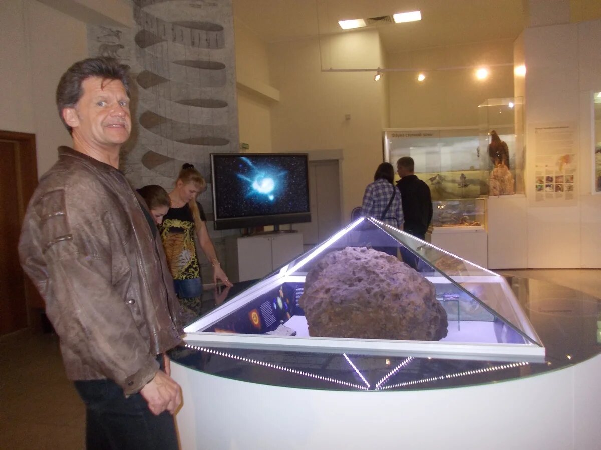  Вот такой метеорит в 2013 году пронесся над Челябинском и упал в озеро Чебаркуль. Теперь лежит в музее.