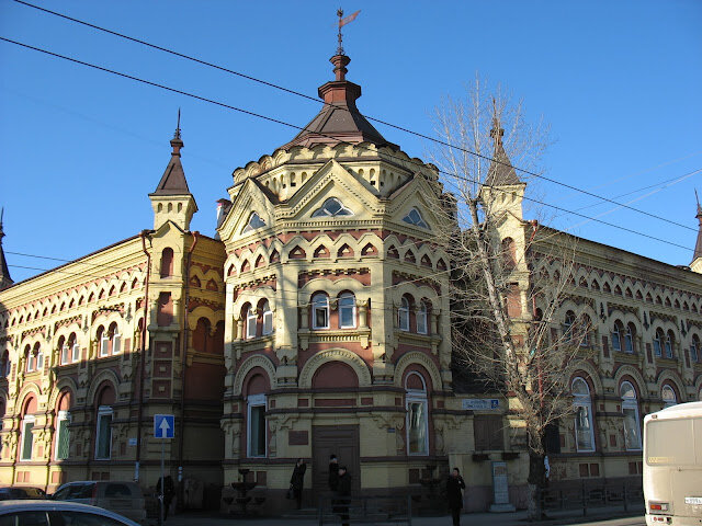 До революции 1917 дом купца, после - Дворец пионеров. Говорят, что когда купец хотел вернуть себе свое имущество, то узнав, что в его доме детское учреждение, сказал, что пусть детям и остается. Дети важнее всего.