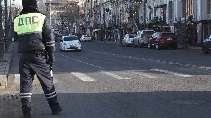     Пристальное внимание к такси и таксистам проявили на этой неделе сотрудники полиции Владивостока. Они проводили рейды по выявлению нелегальных мигрантов.