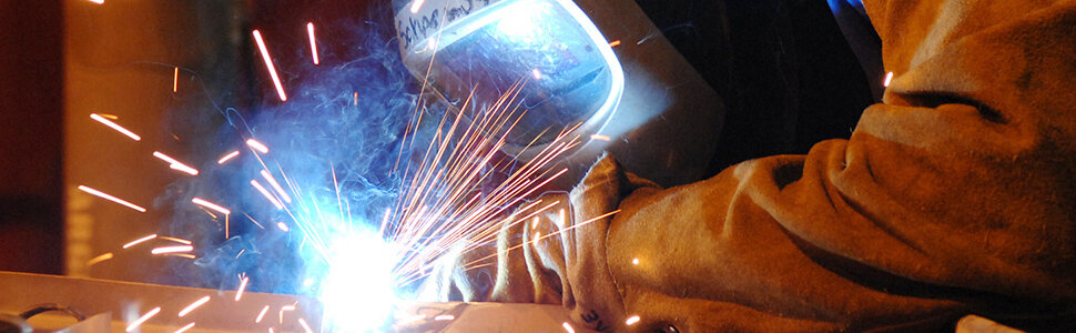 Профессия сварщик появилась с открытием российского учёного Василия Петрова в 1802 году эффекта электрической дуги. Он заключался во взаимодействии двух угольных электродов, которые между собой создавали высокое напряжение, достаточное для плавления металла. Впоследствии это открытие нашло применение на практике 
Сварка — это процесс соединения пластмасс и металлов без использования крепежных элементов. Сварщиком называют человека, который занимается плавкой металлов с помощью электрической сварки. Это специалист напрямую связан со строительством и ремонтом, а также машиностроением, так как сварка составляет основу всех конструкций и будущих построек.