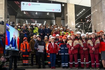    Президент РФ Владимир Путин (на экране слева) в режиме видеосвязи принимает участие в открытии Большой кольцевой линии Московского метро ©Владимир Астапкович РИА Новости