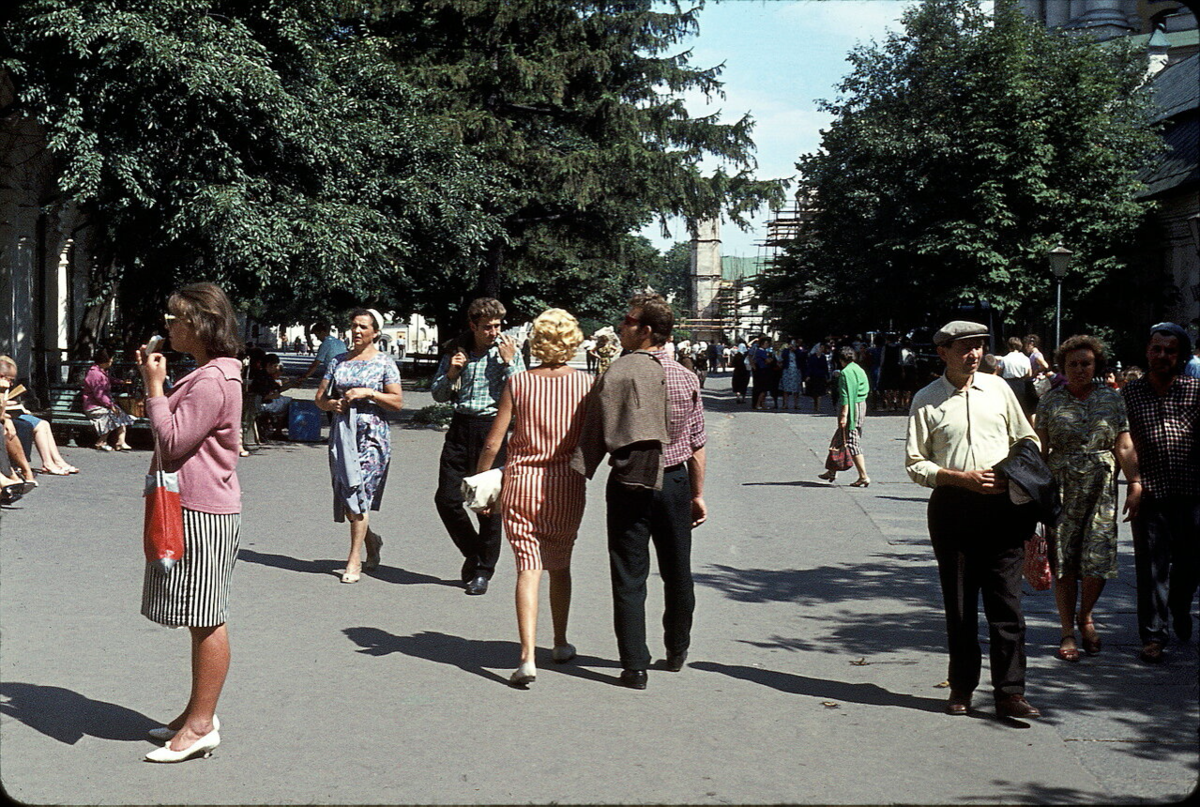 В выходные дни на улочках даже провинциальных советских городов было буквально не протолкнуться. 