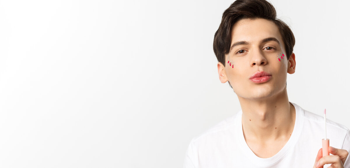 <a href="https://ru.freepik.com/free-photo/closeup-of-beautiful-gay-man-with-glitter-on-face-pucker-lips-after-applying-lip-gloss-standing-over_28009230.htm#query=%D0%BC%D1%83%D0%B6%D1%81%D0%BA%D0%BE%D0%B9%20%D0%BC%D0%B0%D0%BA%D0%B8%D1%8F%D0%B6&position=21&from_view=search&track=ais">Изображение от benzoix</a> на Freepik