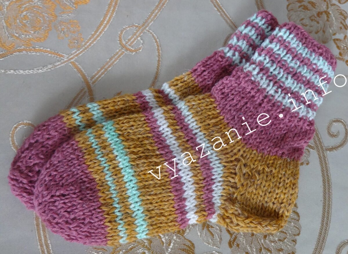 Носки с узором "золотые рыбки".