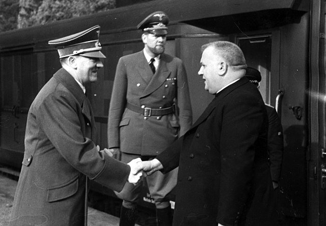    Адольф Гитлер жмет руку Йозефу Тисо, 1941. Фото: Commons.wikimedia.org