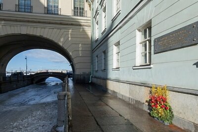    На фасаде Эрмитажного театра появилась памятная доска Петру I ©Пресс-служба правительства Петербурга