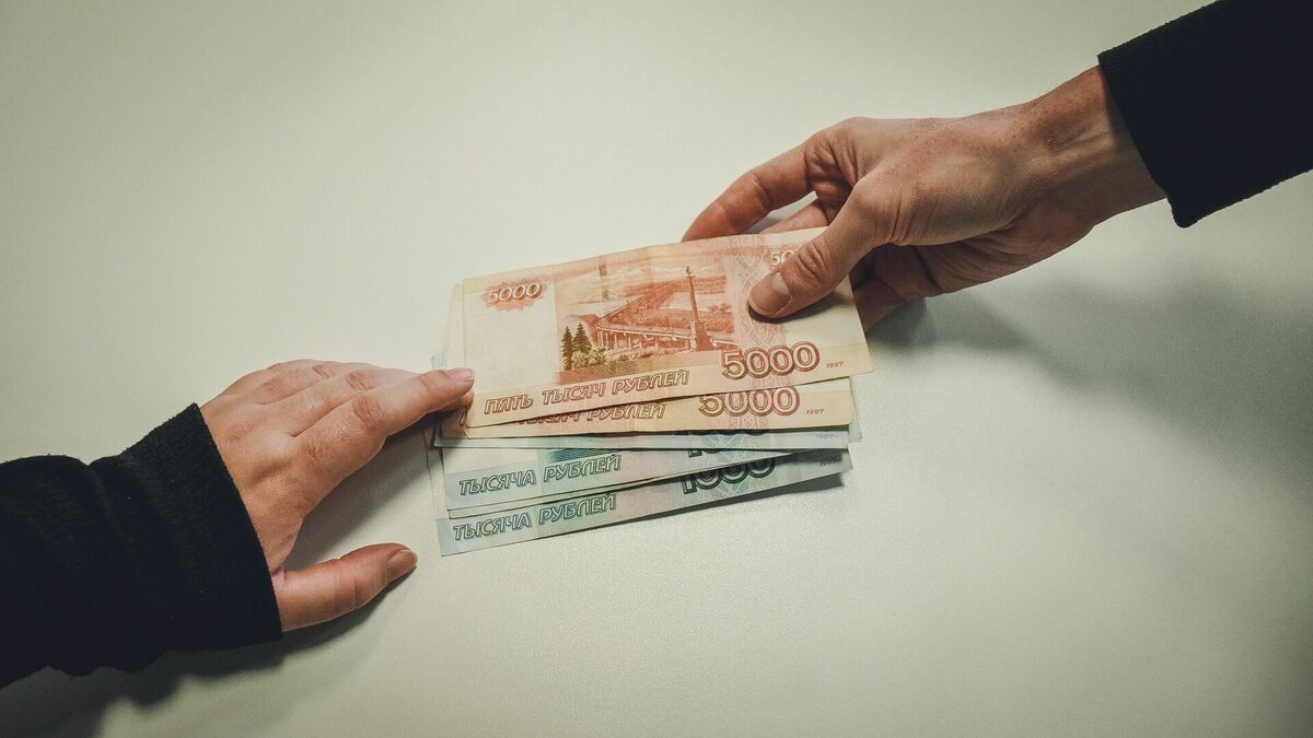     По версии следствия ему платили за своевременную оплату и за сотрудничество, продлить которое у него не было полномочий.