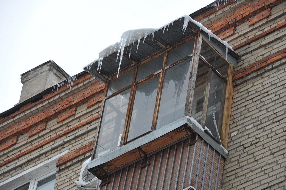     В Новосибирске рухнувший с крыши снег повредил припаркованные машины. Михаил ФРОЛОВ
