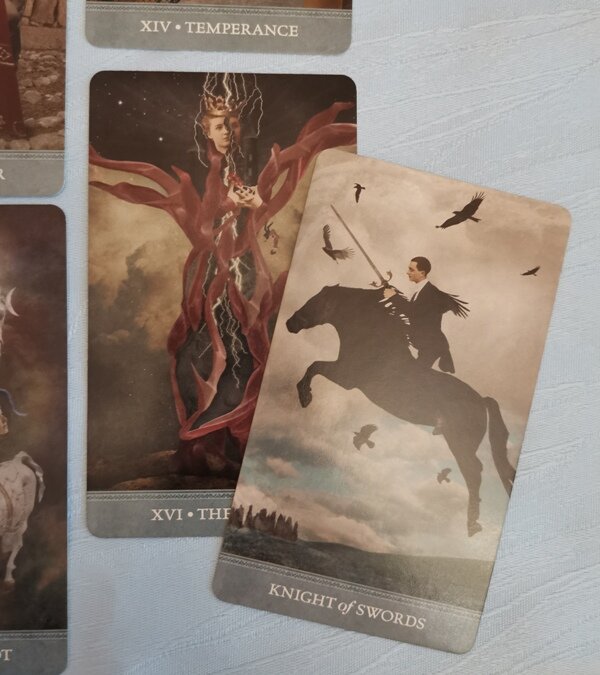 Таро "Хранители снов" и вверху оракул "Мистические моменты". Фото автора. 