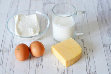 Как сделать ленивую ачму из лаваша? Подготовьте все необходимые ингредиенты для начинки. Сыр подойдет любой, главное, чтобы он был натуральный и качественный. В классической ачме помимо обычного сыра используется еще и сулугуни, но у нас не классический рецепт, а его упрощенная вариация, поэтому вместо сулугуни мы используем творог.

