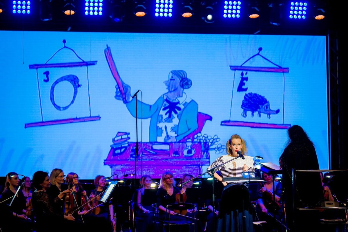    Гостья фестиваля «Дух огня» Юлия Пересильд подарила юным художникам книги