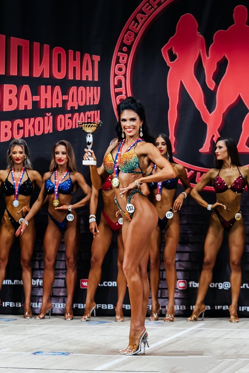     Абсолютная чемпионка Ростова в номинации фитнес-бикини Анжелика Андрющенко выступает на соревнованиях с 2021 года. Фото: Артем ВОСКРЕСЕНКИЙ.