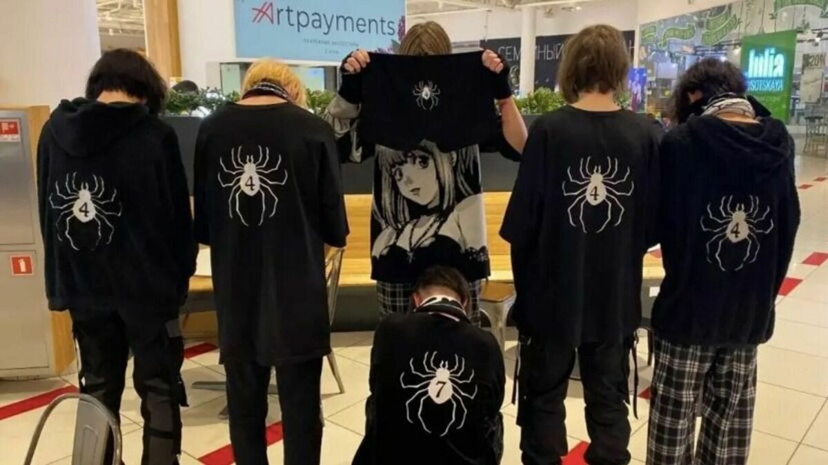     В России появилась субкультура «ЧВК Редан». Дети массово собираются в общественных местах и попадают в драки. Корреспондент «Новой Хакасии» поговорила с психологами о том, зачем подростки создают такие группировки, нужно ли винить в этом аниме и как в этом участвует общество.