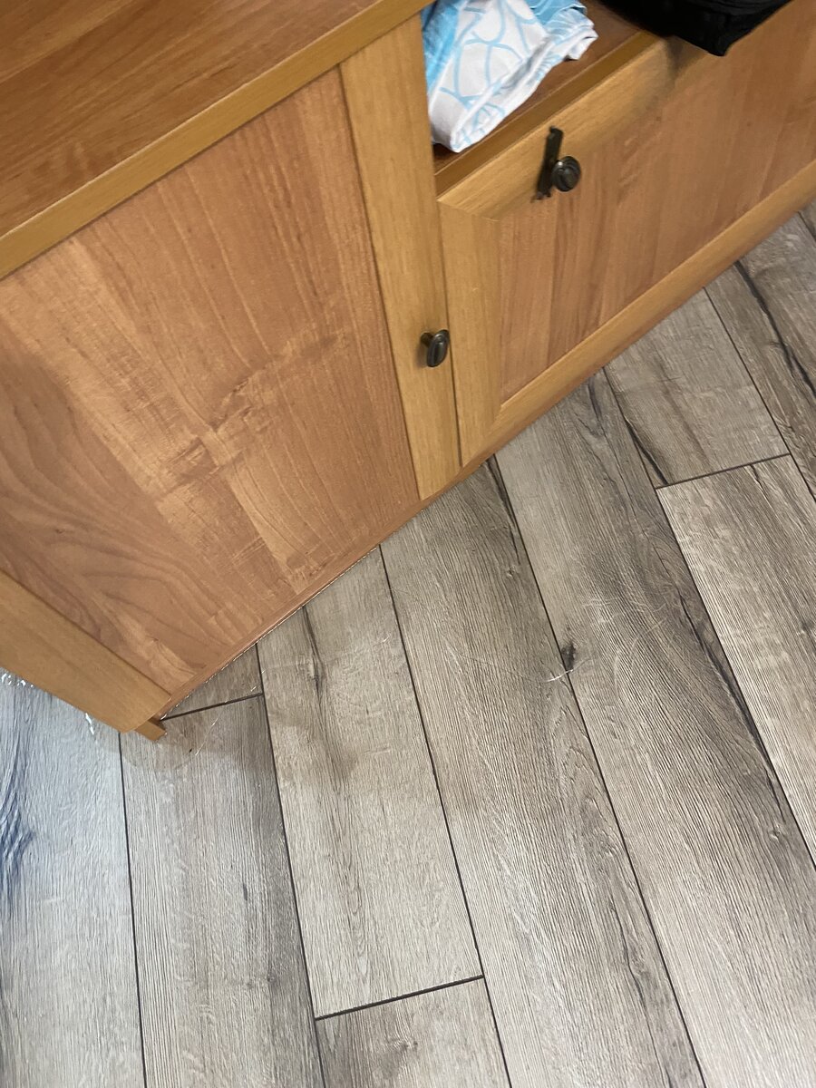 Вода под шкафом в спальне  