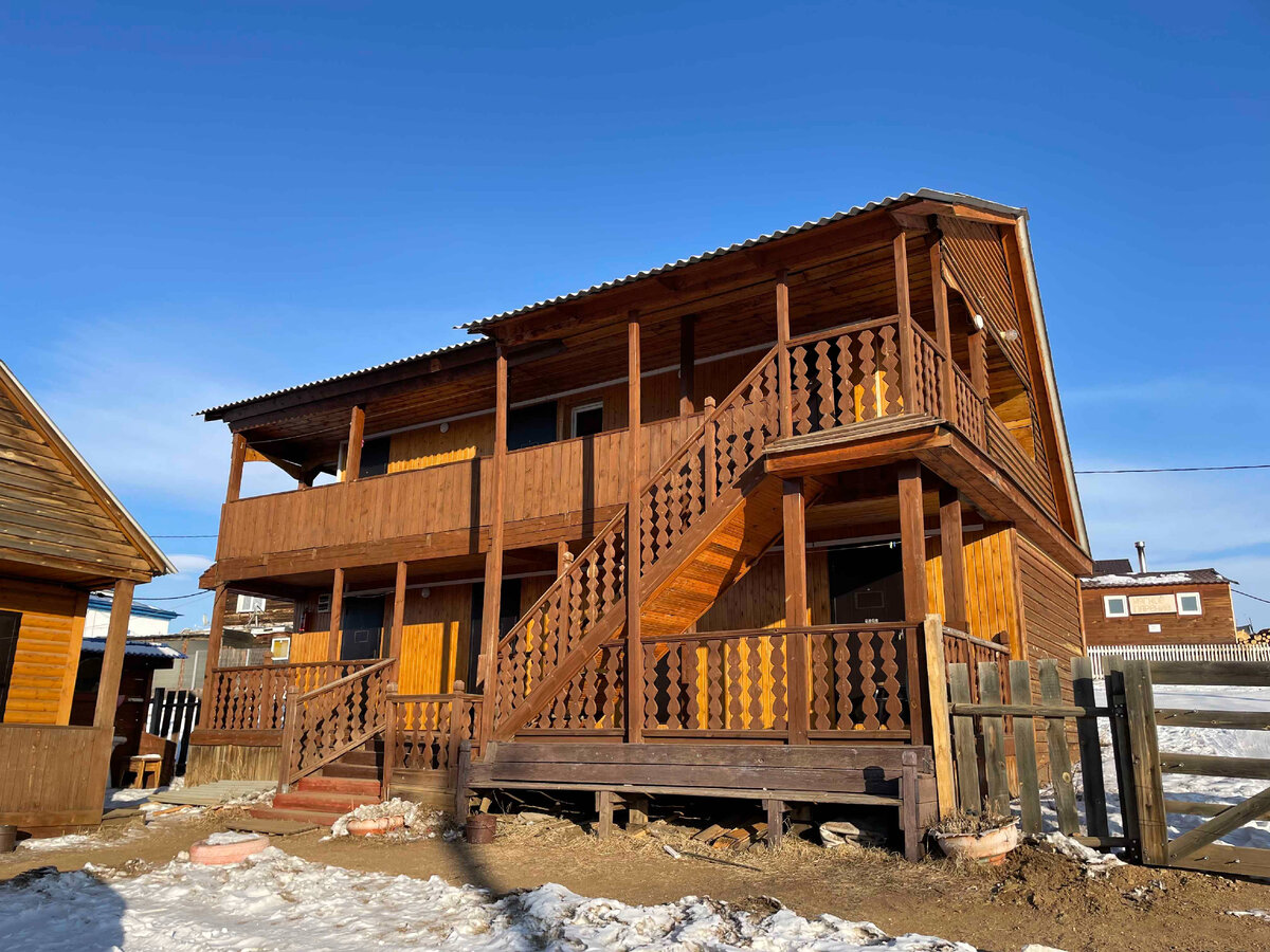 Жилой корпус базы отдыха находится перед церковью
