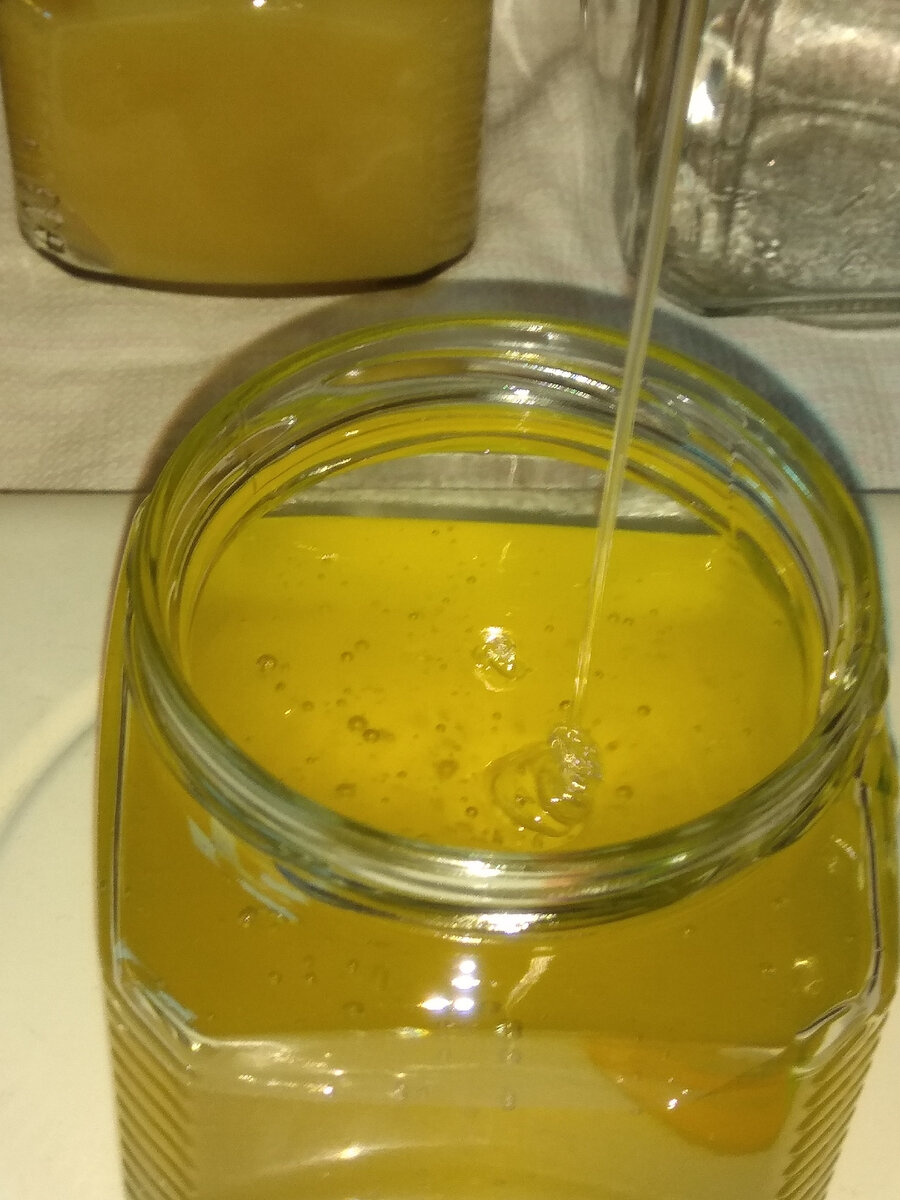 Фасовка свежего акациевого мёда.