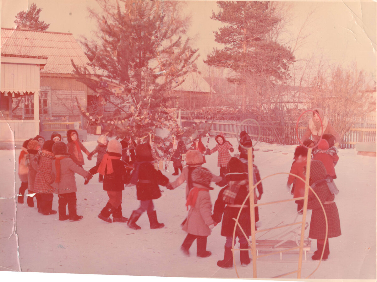 Садовцы на прогулке. Конец 1970-х. Шубки, пальтишки, шарфики... Татьяна Михайловна чуть не каждого узнаёт даже со спины. «Вот это, по-моему, Дина Кулакова. Это Оксана Любайкина». Вот и она сама, красивая, худенькая, в нарядной шали. За ёлкой – горка. А на первом плане – лесенка, которую многие из нас попытались лизнуть в мороз