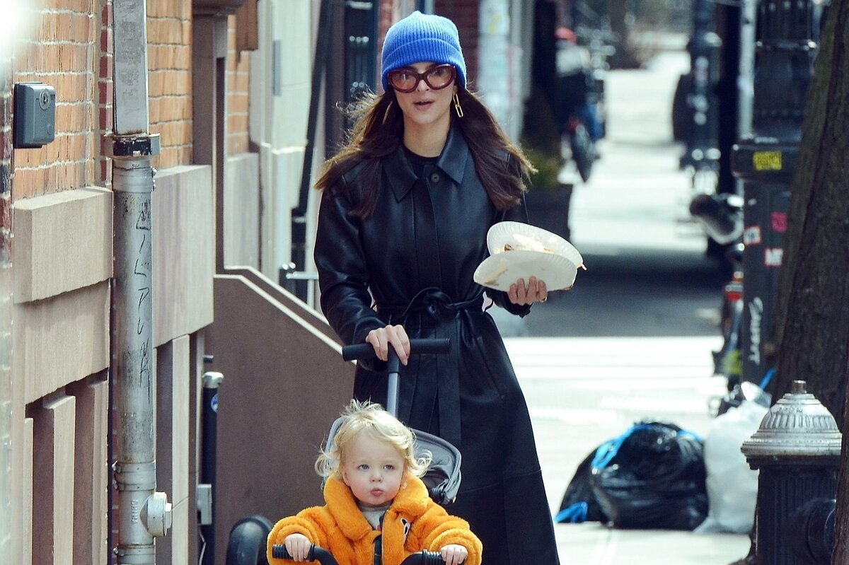     Эмили Ратаковски учит, с чем носить кожаное пальто