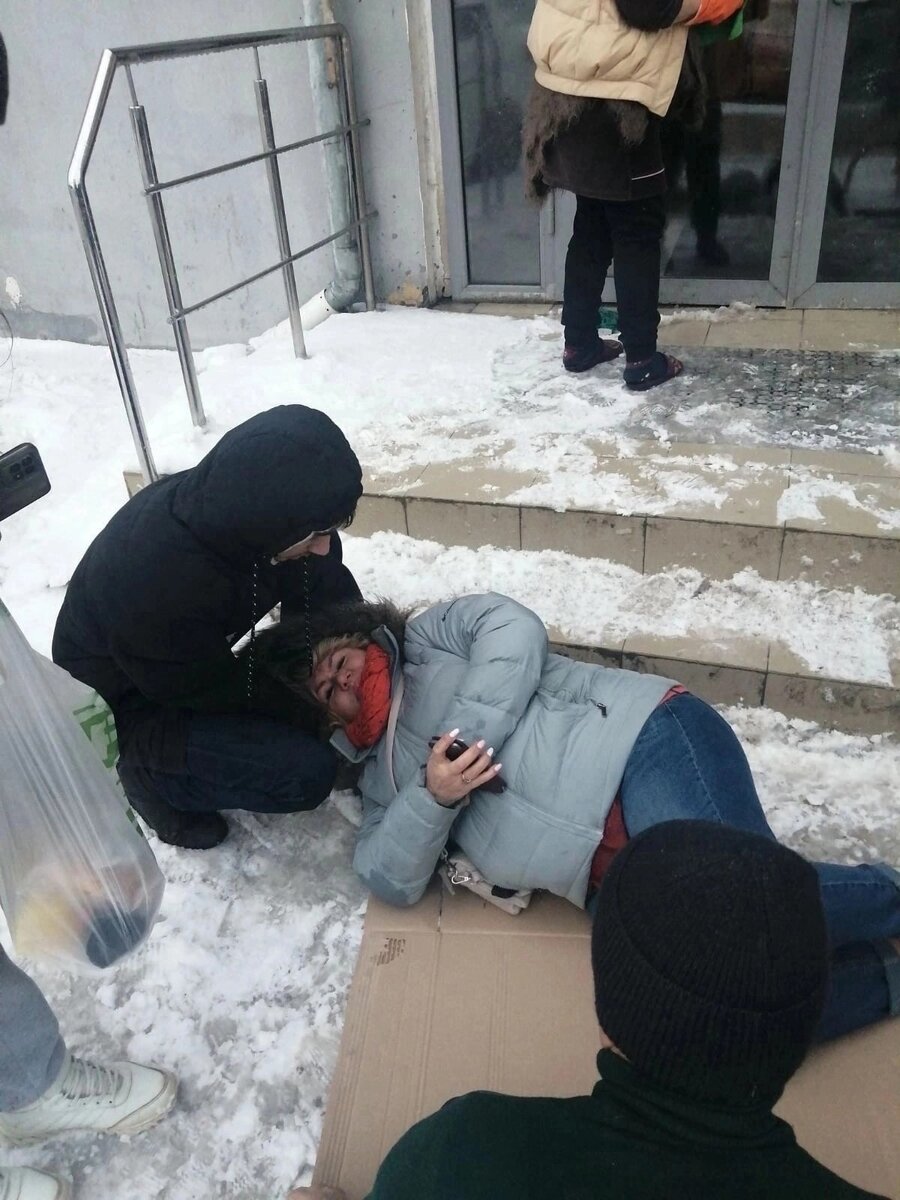   Добрые люди помогли женщине, упавшей на льду перед магазином avchernov