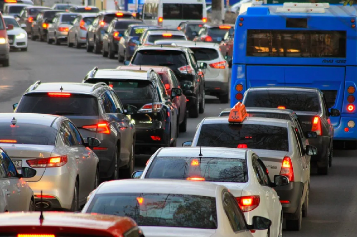    В утренние и вечерние часы пик добраться от пункта А до пункта В - задача трудная.