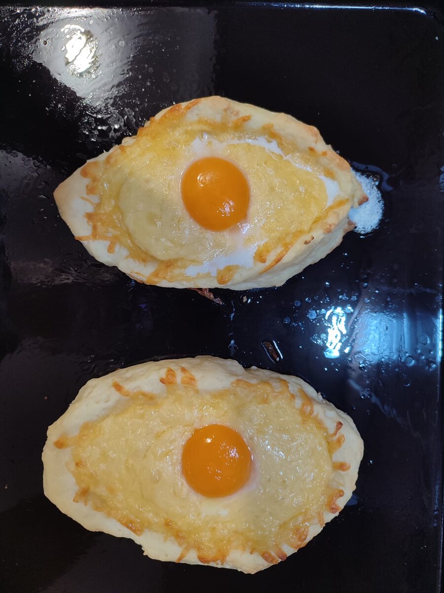 Хачапури на пшеничной муке, начинка твердый сыр, обычный.