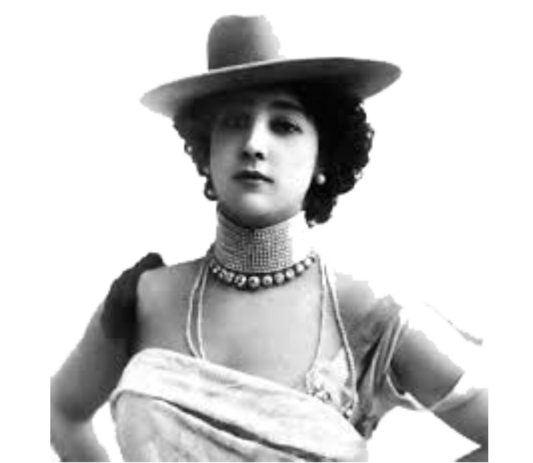 "Она вы­та­щи­ла из кор­зи­ны с ро­за­ми ви­зит­ку и ах­ну­ла. Это же ...