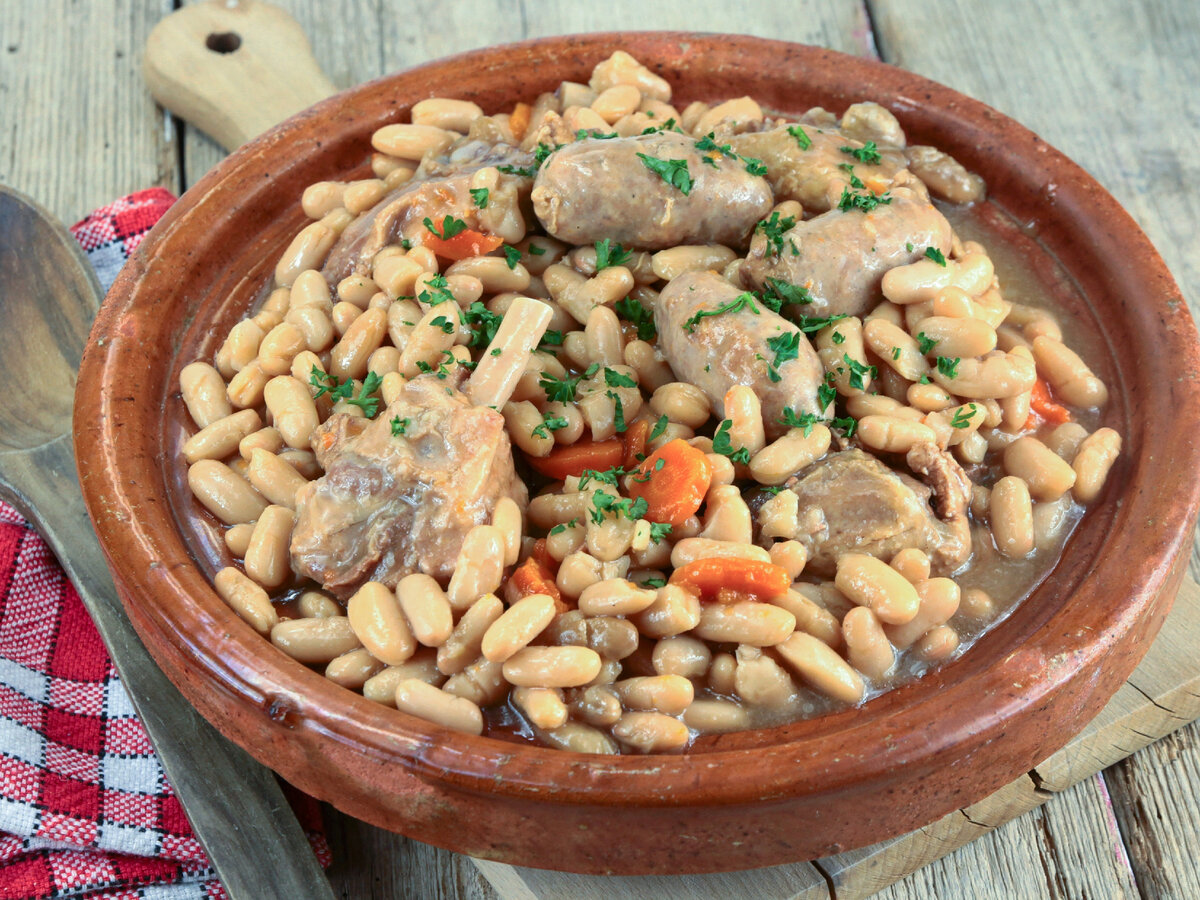 Кассуле - французское блюдо.