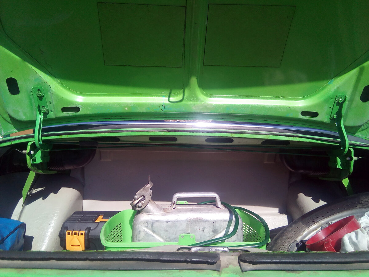 Обычный багажник, а в нем лежит все, что мне надо. А над всем ниша под задней полкой салона между петлями и воздуховодами.