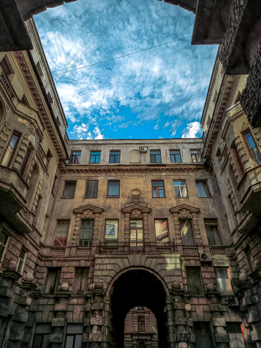 Дом выполнен в стиле неоклассицизма 