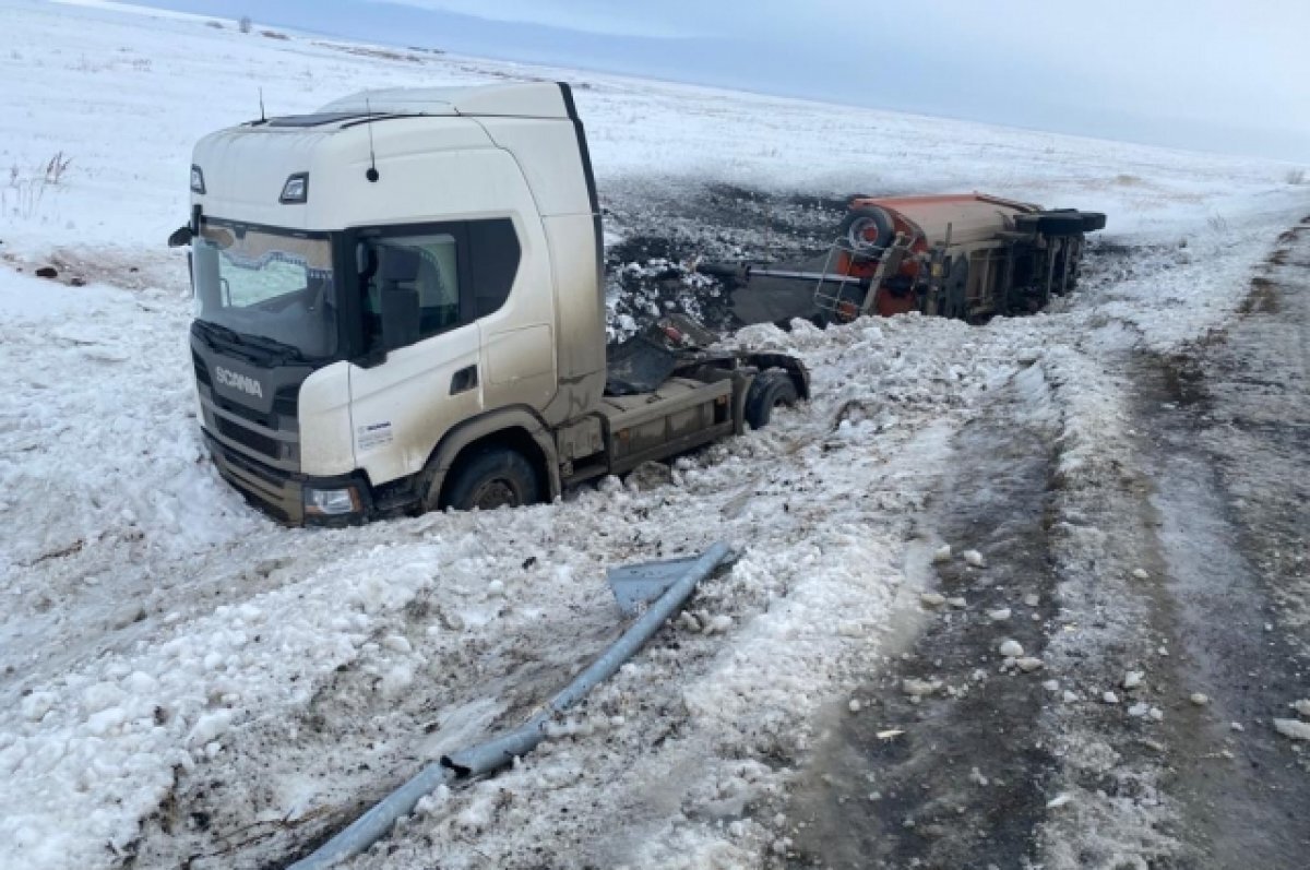    В Гайском ГО пострадал водитель съехавшей в кювет фуры Scania.