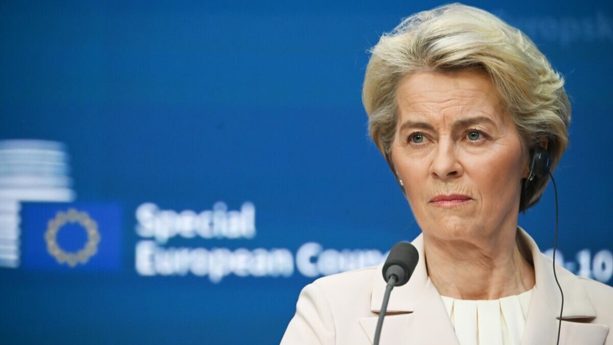    Председатель Европейской комиссии Урсула фон дер Ляйен выступает на саммите Европейского союза в Брюсселе© РИА Новости / Стрингер