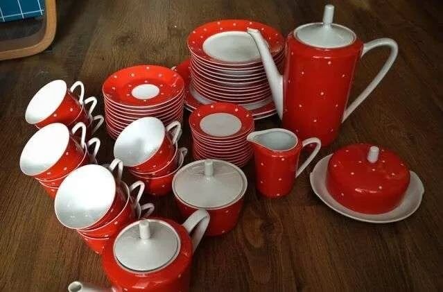 Фото с https://ru.pinterest.com/. Похож? Так выглядит полный сервиз. Но у меня был только чайник.