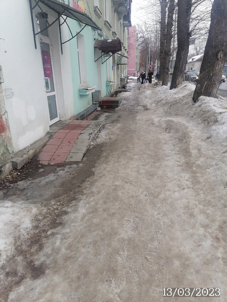    Пройти по тротуару сродни подвигу